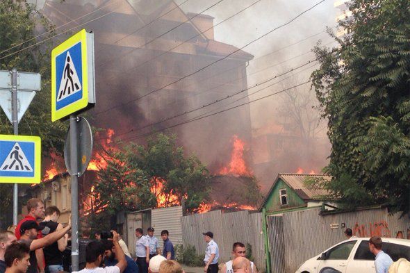 У Ростові-на-Дону із-за пожеж згоріло понад 80 будинків. В Ростові-на-Дону (Росія) введено режим надзвичайної ситуації 