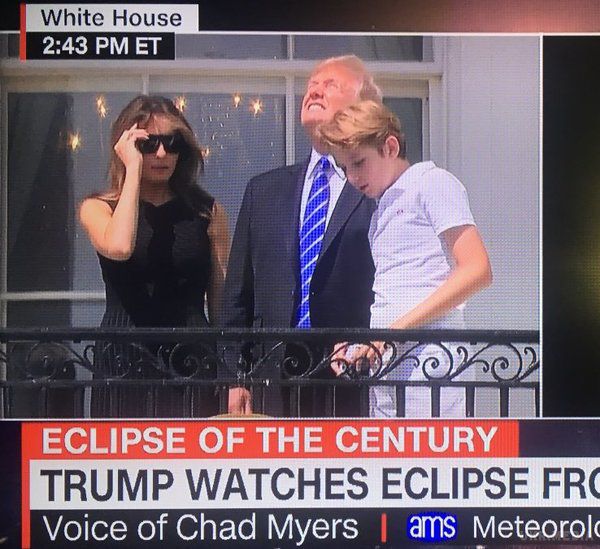 Занадто крутий для окулярів: як Трамп оцінив сонячне затемнення. Американський президент Дональд Трамп разом з родиною споглядав на сонячне затемнення з балкона Білого дому, порушуючи правила захисту.