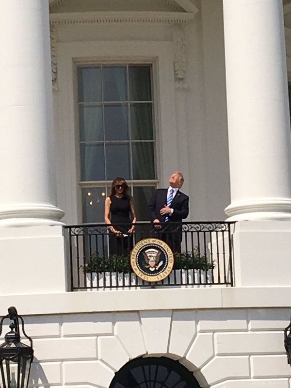 Занадто крутий для окулярів: як Трамп оцінив сонячне затемнення. Американський президент Дональд Трамп разом з родиною споглядав на сонячне затемнення з балкона Білого дому, порушуючи правила захисту.