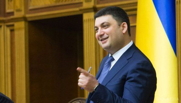  Прем'єр-міністр України обіцяє підвищити зарплати вчителям не менше  25%. Володимир Гройсман зазначив, що зарплата є однією з ключових завдань бюджету на 2018 рік.