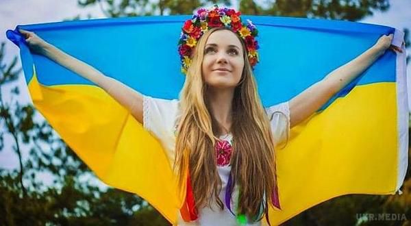 Згідно опитування 83% українців вважають себе патріотами. Згідно опитування соцгрупи Рейтинг, в усіх макрорегіонах кількість тих, хто вважає себе патріотом України перевищує 75%