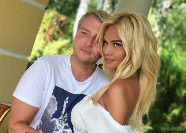 Микола Басков і Вікторія Лопирьова діляться спільними селфі. Церемонія одруження має відбутися вже в жовтні, але фанати досі ставляться до цієї новини з недовірою.