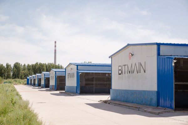 Як виглядає одна з найбільших в світі біткойн-ферма. В індустріальному парку Сан-Шаньцзян, на околиці міста Ордос (Внутрішня Монголія, Китай), розташована одна з найбільших в світі біткойн-ферм.