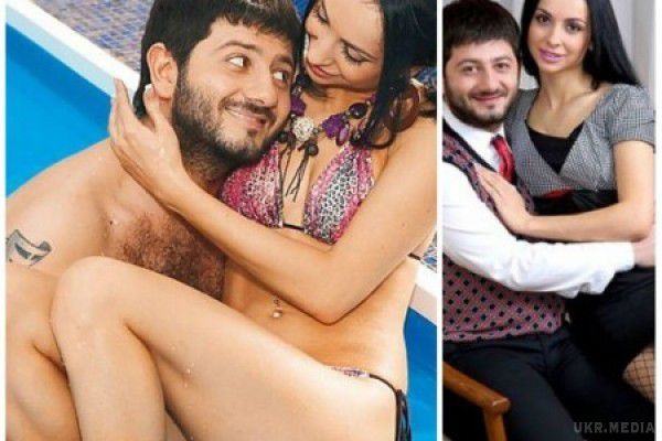 Відомий гуморист Галустян опублікував в Instagram пікантну фотографію своєї дружини. На фото дружина шоумена в роздільному тілесному бікіні з кокетливими рюшами приймає душ на природі.

