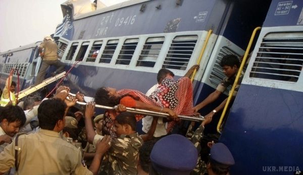 В Індії потяг зіткнувся з сміттєвозом: багато постраждалих. Експрес в Індії зійшов з рейок після зіткнення з самоскидом.