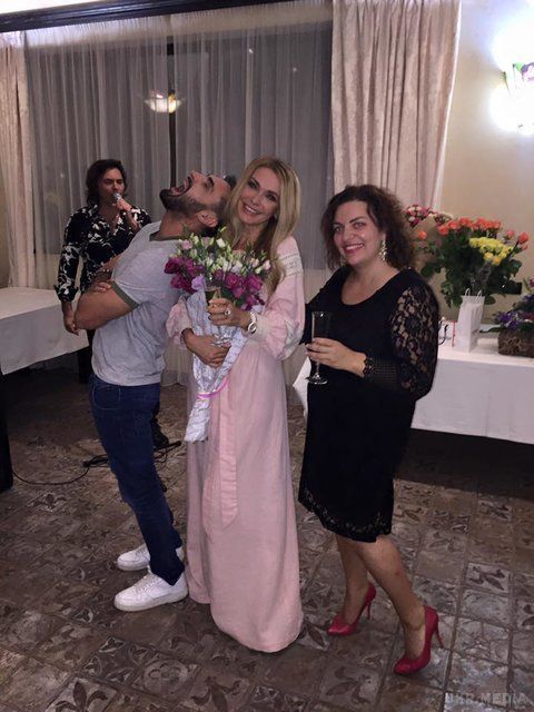 Ольга Сумська в компанії зіркових друзів відзначила день народження (фото). Актриса красувалася на святі в ніжно-рожевій сукні в підлогу.