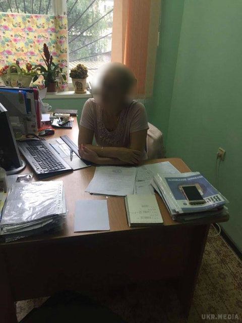 В Одеській області податківець "погорів" на хабарі. Чиновник вимагав 300 доларів США від підприємця.