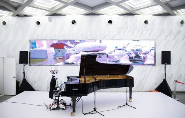 Знаменитий робот-піаніст з 53 пальцями виступив у Пекіні. Робот-музикант виступає з концертами вже кілька років.