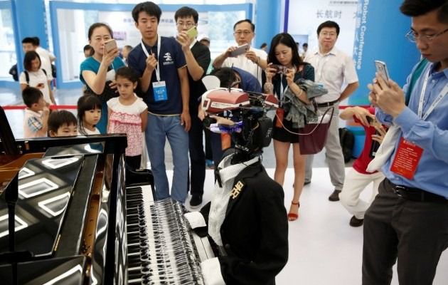 Знаменитий робот-піаніст з 53 пальцями виступив у Пекіні. Робот-музикант виступає з концертами вже кілька років.