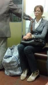 Чоловік помітив «карманницу» у вагоні метро. Але, те, ЩО вона зробила вразило його до глибини душі...Дякую Вам, дівчина!. Дівчина, Ви герой в моїх очах!