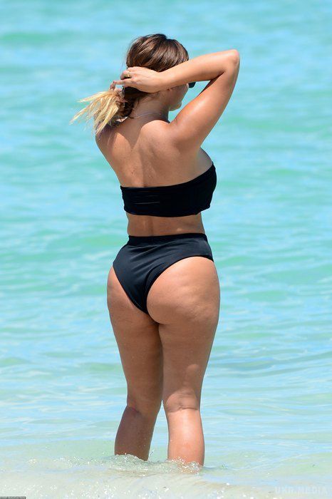 Фотографи впіймали модель Анастасію Квітко на пляжі в Лос-Анджелесі - без ретуші.  Дівчина з гордістю демонструє своє тіло у сексуально-відвертій білизні і купальниках.
