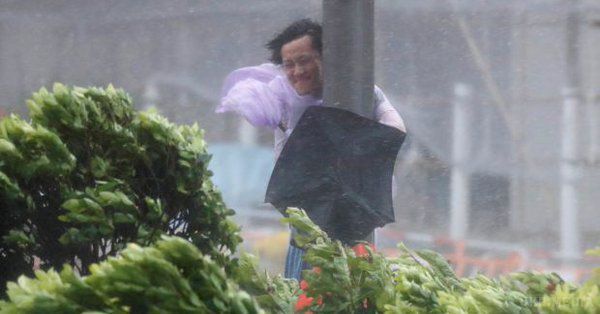 Потужний тайфун накрив Гонконг. Моторошні кадри.