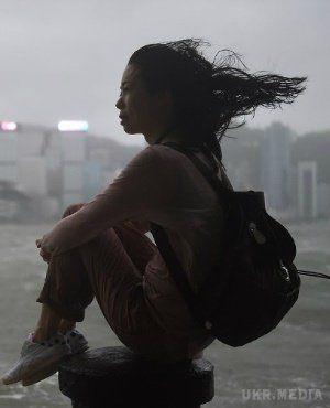 Потужний тайфун накрив Гонконг. Моторошні кадри.