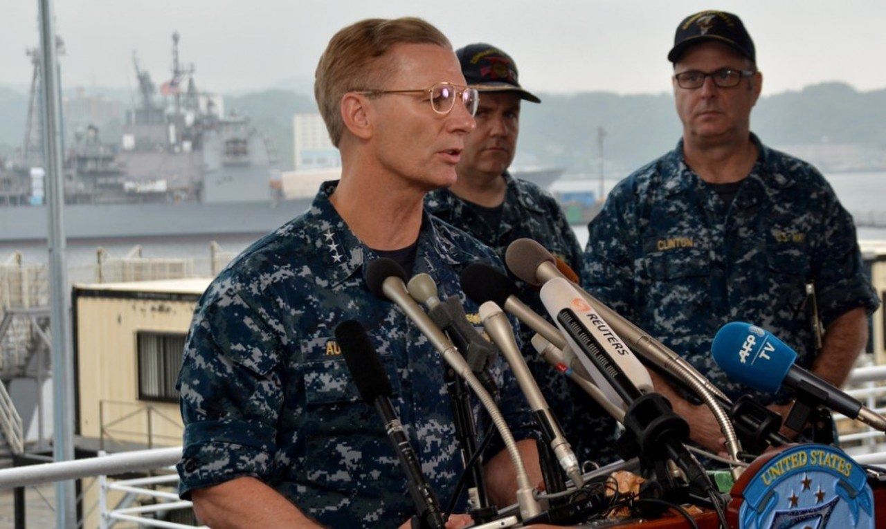 Віце-адмірала  ВМС США Джозефа Окойна звільнили через зіткнення есмінця і торгового судна. Віце-адмірала ВМС США Джозефа Окойна звільнили із-за інциденту.
