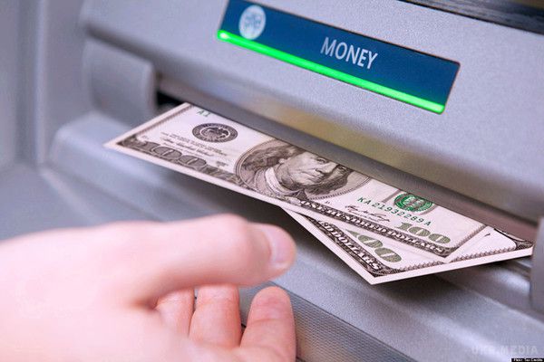 Нацбанк відміняє ліміт на отримання валюти фізособами  з 24 серпня. Фізособи зможуть отримувати готівку в іноземній валюті через касу та банкомати без обмежень по сумі.