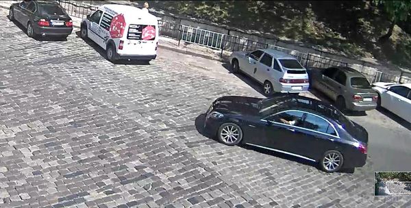 Камери зафіксували Димінського за кермом Mercedes, який вбив молоду жінку. ЗМІ опублікували відео з міських камер спостереження, на яких видно, що за кермом Mercedes, який спричинив смертельну аварію, був саме бізнесмен Петро Димінський.