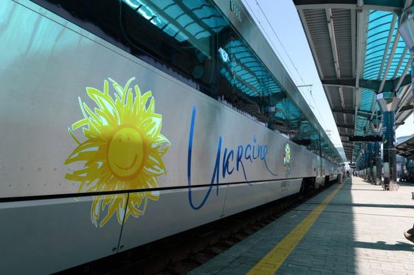 "Укрзалізниця" хоче запустити потяг з Одеси до Румунії. Зазначимо, що між Одесою і Румунією немає прямої залізничної гілки – так чи інакше український поїзд буде перетинати територію Молдови.