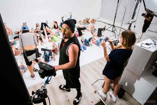 Діма Коляденко анонсував вихід нового кліпу (фото).  Співак представив шанувальникам тизер свого нового кліпу на хіт «Танці-Шманці».