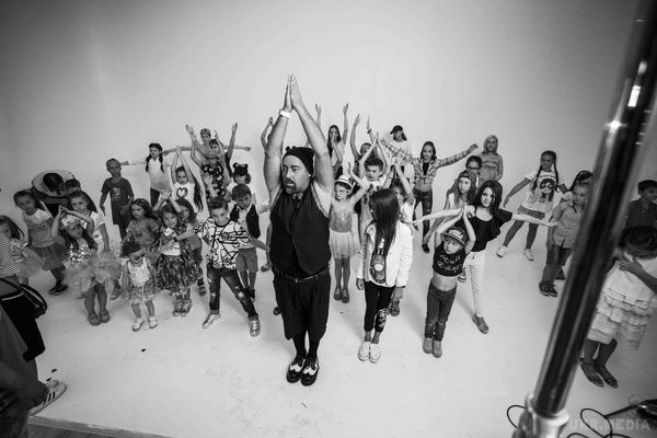Діма Коляденко анонсував вихід нового кліпу (фото).  Співак представив шанувальникам тизер свого нового кліпу на хіт «Танці-Шманці».