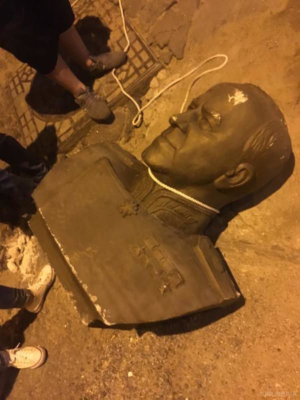 В Одесі активісти знесли бюст одіозного радянського воєначальника Жукова. Названі організатори і опубліковані фото.