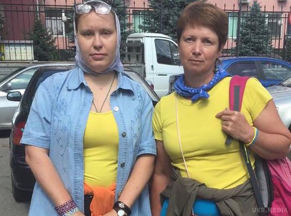 Російські силовики затримали двох жінок у синьо-жовтому одязі в Сімферополі. В четвер, 24 серпня, в анексованому Сімферополі на Залізничному вокзалі затримали двох активісток Українського культурного центру Галину Балабан і Олену Попову. Російські силовики заявили про наявність орієнтування, згідно з яким активістки "займаються незаконною діяльністю".