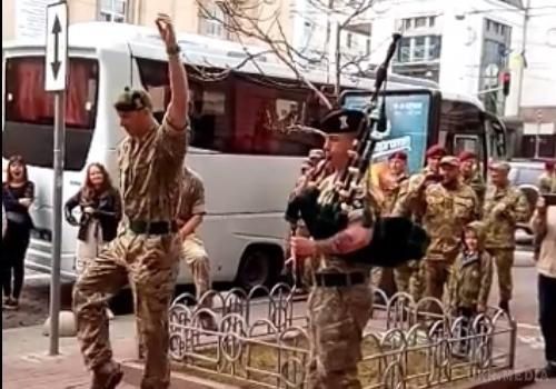 У Центрі Києва англійські військові танцюють під волинку. Кияни зустріли бійців оплесками.