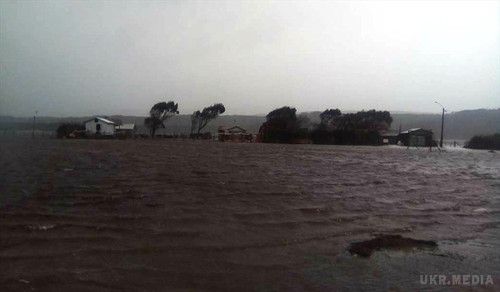 На узбережжі Чилі обрушився потужний шторм (фото). Сильний шторм обрушився 23 серпня на розташований в Тихому океані чилійський острів Чилоє.