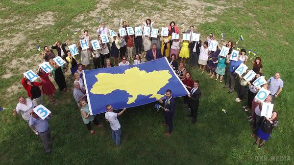 Дипломати США заспівали пісню, вітаючи Україну з Днем Незалежності (відео). Посольство США привітали Україну з Днем Незалежності піснею.