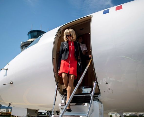 Коротке плаття: Бріжит Макрон помітили в ефектному вбранні. Першу леді Франції Бріжит Макрон зняли в червоному короткому платті від Louis Vuitton.