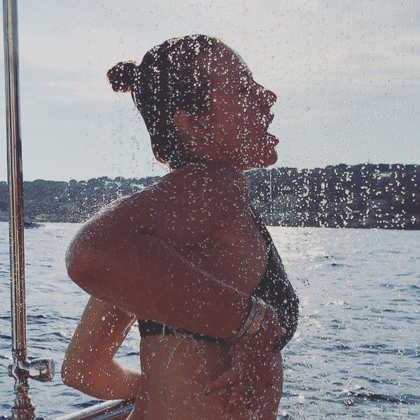 Шанувальники не оцінили «еротичне» фото Ксенії Собчак в бікіні та під душем (фото). Теледіва опублікувала на своїй сторінці в Instagram неоднозначне фото.