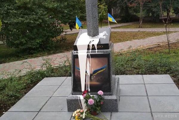 У Києві невідомі облили фарбою і намагалися підірвати пам'ятник воїнам АТО. Увечері в бік пам'ятника з дороги кинули саморобний вибуховий пристрій. Монумент не постраждав, однак, біля нього залишилася яма.