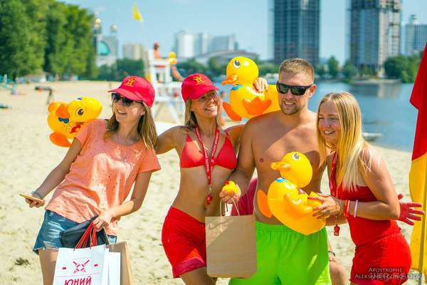 У Києві відбувся заплив на надувних уточках: вражаючі фото. У столиці відбувся фановий забіг Duck Run 2017.