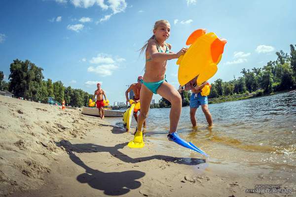У Києві відбувся заплив на надувних уточках: вражаючі фото. У столиці відбувся фановий забіг Duck Run 2017.