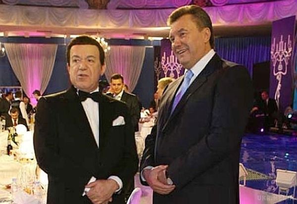 Кобзон розповів, де живе Янукович. Російський співак Йосип Кобзон заявив, що побіжний український екс-президент Віктор Янукович живе з ним по сусідству.