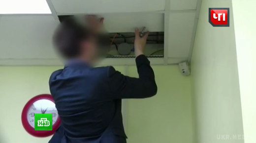 Камери в кабінеті гінеколога в Костромі встановив директор клініки. Оперативники вилучили приховані камери, встановлені в кабінеті гінеколога в одному з приватних медичних центрів Костроми.