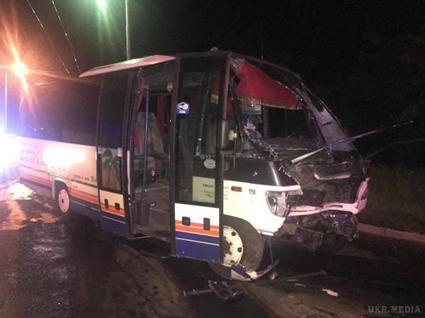 В Одесі позашляховик влетів у автобус з людьми. В ніч на 26 серпня в Одесі сталася масштабна аварія, в результаті якої загинула жінка та ще 12 людей постраждали. 