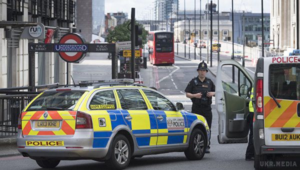 Напад біля Букінгемського палацу розслідують як теракт. Чоловіка, який у п'ятницю ввечері напав з ножем на поліцейських поблизу Букінгемського палацу в Лондоні, затримали згідно із законом про боротьбу з тероризмом.