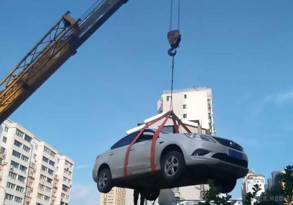У Китаї незвичайним способом провчили порушницю правил паркування. Автомобіль жінки, яка неодноразово паркувалася в недозволеному місці і заважала іншими водіям, переставили на дах будівлі за допомогою крана.