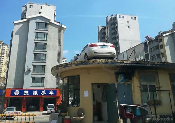 У Китаї незвичайним способом провчили порушницю правил паркування. Автомобіль жінки, яка неодноразово паркувалася в недозволеному місці і заважала іншими водіям, переставили на дах будівлі за допомогою крана.