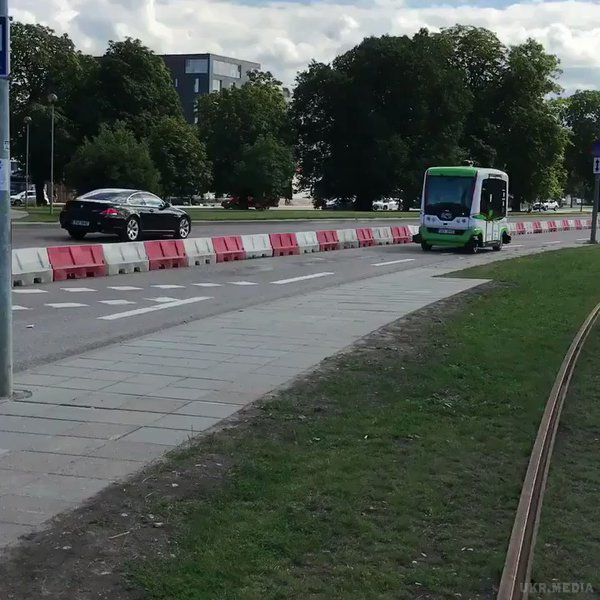 Безпілотні автобуси в Таллінні почали порушувати правила руху. Автобуси без водіїв в столиці Естонії запустили в тестовому режимі місяць тому.