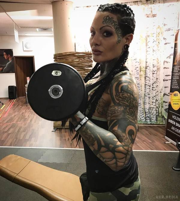 Фотомодель з Німеччини покрила майже все своє тіло татуюваннями. Фотомодель Mara Inkperial з Німеччини перетворила своє тіло в арт-об'єкт.