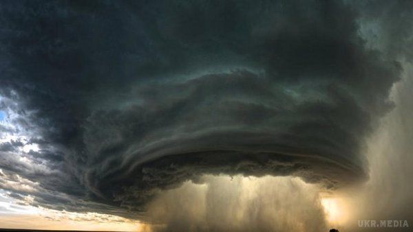 Як виглядає з космосу найпотужніший ураган, який накрив Техас. Моторошне відео.