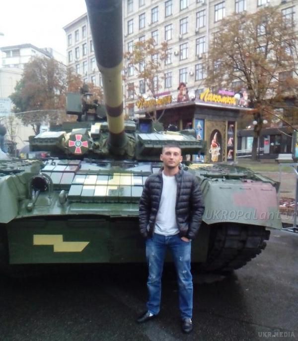 Терорист ЛНР вільно розгулював по Київу і фотографувався з українською військовою технікою. У мережі з'явилися фото всіх пригод бойовика Путіна на День Незалежності.

