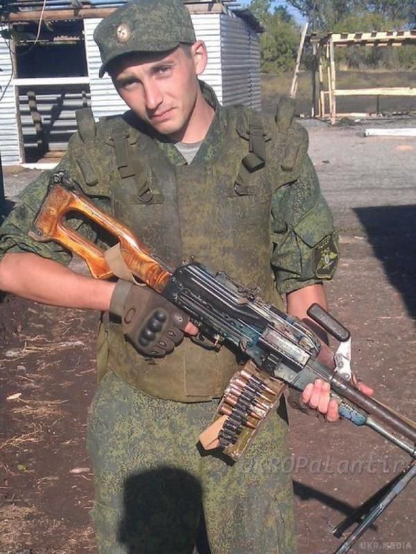 Терорист ЛНР вільно розгулював по Київу і фотографувався з українською військовою технікою. У мережі з'явилися фото всіх пригод бойовика Путіна на День Незалежності.

