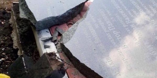 Поліція розслідує пошкодження пам'ятника бійцям батальйону Кульчицького. Поліція встановлює всі обставини руйнування пам'ятника в Донецькій області.