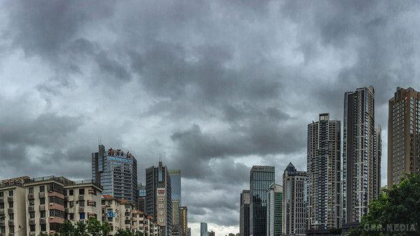 У Гонконзі скасували близько 140 авіарейсів з-за шторму "Пакхар". Очікується, що шторм досягне річки Чжуцзян, в дельті якій розташовані Гонконг і Макао, до полудня.