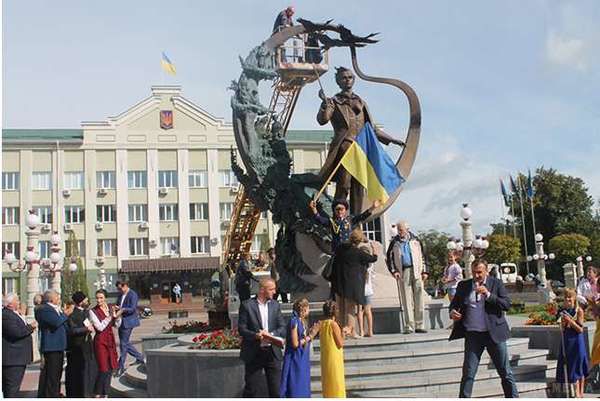 Як в Ірпені рвали Державний прапор під оплески гостей на День Незалежності. Не обійшлося без казусів на відкритті нового пам'ятника Тарасу Шевченку в Ірпені.