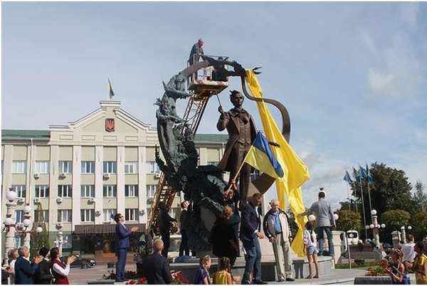 Як в Ірпені рвали Державний прапор під оплески гостей на День Незалежності. Не обійшлося без казусів на відкритті нового пам'ятника Тарасу Шевченку в Ірпені.