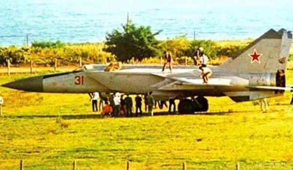 Історія радянського пілота, який втік в США на секретному винищувачі. Пілот ВПС СРСР втік з країни на надсучасному літаку Міг-25.