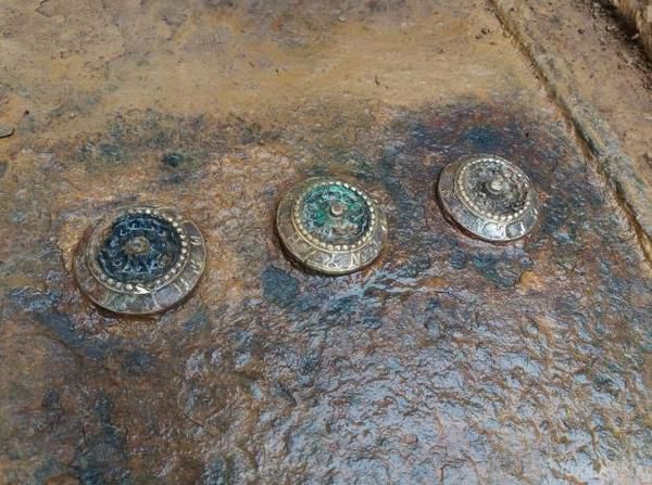 У Вінниці відкрили старовинний сейф. У котловані, де знайшли сейф, виявили також фрагменти старовинної кераміки та “Зірку Давида”.